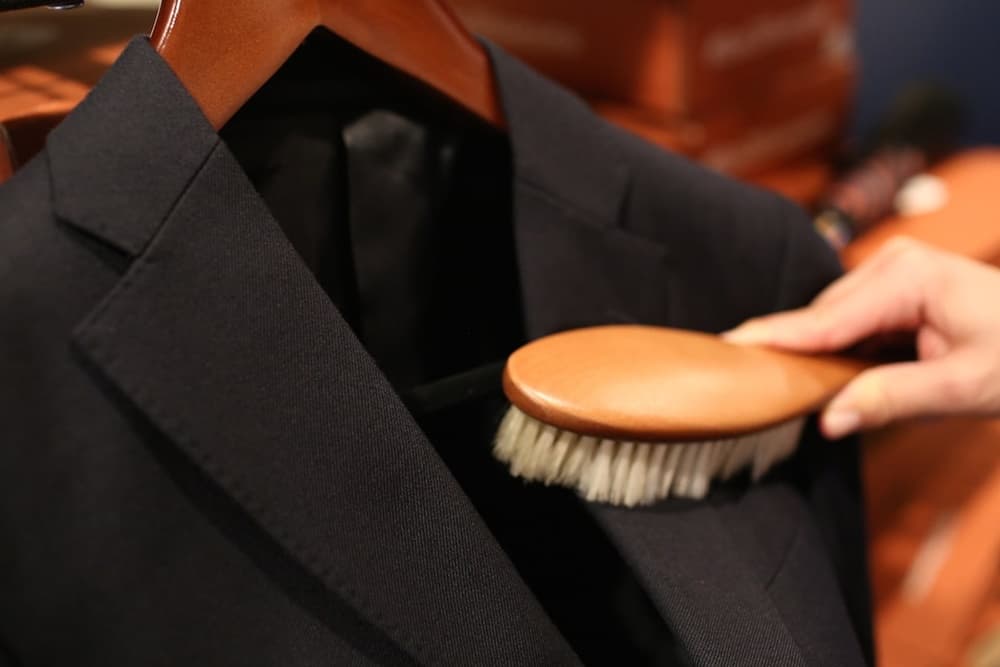 3 ключевых правила ухода за мужским костюмом в домашних условиях