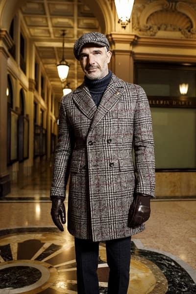 Варианты модных луков с мужским пальто